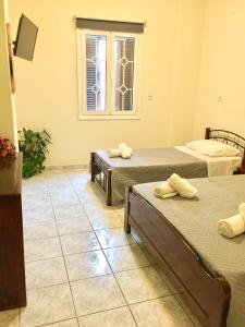 Postel nebo postele na pokoji v ubytování happyWish Syros
