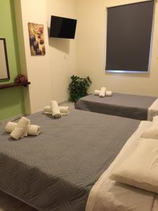 Postel nebo postele na pokoji v ubytování happyWish Syros