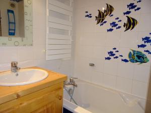 ein Badezimmer mit einem Waschbecken und einer Badewanne in der Unterkunft Appartement Champagny-en-Vanoise, 6 pièces, 12 personnes - FR-1-464-19 in Champagny-en-Vanoise