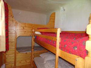 Appartement Champagny-en-Vanoise, 6 pièces, 12 personnes - FR-1-464-19にある二段ベッド