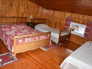 プラローニャン・ラ・ヴァノワーズにあるChalet Pralognan-la-Vanoise, 3 pièces, 6 personnes - FR-1-464-8のベッド2台 木製の壁の部屋