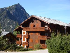 プラローニャン・ラ・ヴァノワーズにあるAppartement Pralognan-la-Vanoise, 2 pièces, 4 personnes - FR-1-464-6の山を背景にした大きな木造建築