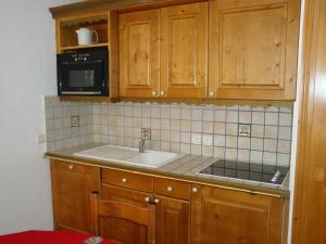 Appartement Pralognan-la-Vanoise, 3 pièces, 6 personnes - FR-1-464-22にあるキッチンまたは簡易キッチン