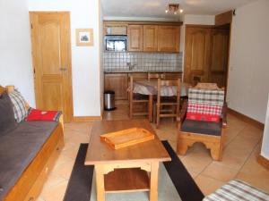 プラローニャン・ラ・ヴァノワーズにあるAppartement Pralognan-la-Vanoise, 3 pièces, 6 personnes - FR-1-464-22のリビングルーム(ソファ、テーブル付)