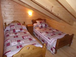 Ein Bett oder Betten in einem Zimmer der Unterkunft Chalet Pralognan-la-Vanoise, 6 pièces, 10 personnes - FR-1-464-7
