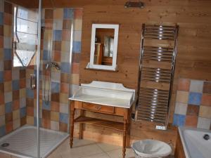 Ein Badezimmer in der Unterkunft Chalet Pralognan-la-Vanoise, 6 pièces, 10 personnes - FR-1-464-7
