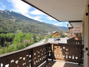 BozelにあるAppartement Bozel, 2 pièces, 4 personnes - FR-1-464-13の山の景色を望むバルコニー