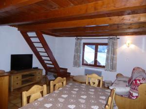ein Wohnzimmer mit einem Esstisch und einem TV in der Unterkunft Chalet Pralognan-la-Vanoise, 3 pièces, 6 personnes - FR-1-464-16 in Pralognan-la-Vanoise