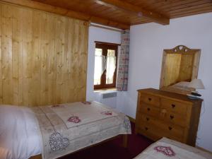 a bedroom with two beds and a dresser and a window at Chalet Pralognan-la-Vanoise, 3 pièces, 6 personnes - FR-1-464-16 in Pralognan-la-Vanoise