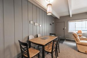 une salle de conférence avec une table et des chaises en bois dans l'établissement Lake View Condo: Walk To Downtown/Lake Dillon, à Dillon 24 autres photos