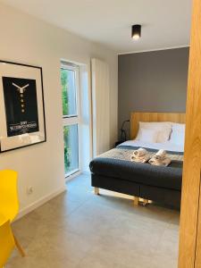 a bedroom with a bed and a window at Apartament Nowy Verdon Ruda Śląska in Ruda Śląska
