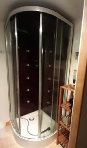 Spiegelbild einer großen Glasdusche in einem Zimmer in der Unterkunft Le bon coin en Baie de Somme in Boismont