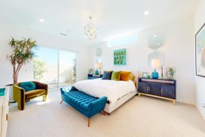 - une chambre avec un grand lit et un canapé bleu dans l'établissement Miralon Mirage Permit# 5285, à Palm Springs