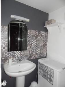 ein Badezimmer mit Waschbecken und Spiegel in der Unterkunft Le bon coin en Baie de Somme in Boismont + 24 Fotos