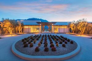 un bâtiment avec un jardin en face dans l'établissement Miralon Mirage Permit# 5285, à Palm Springs