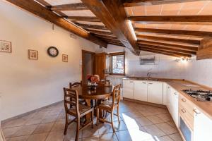 a kitchen with a table and chairs in a room at [Centro Storico - 5 Stelle] Chalet con Suite in San Gimignano