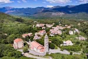 una vista aérea de un pueblo en las montañas en L'Affacatoghju - Grand studio au village (2p), en Tavera