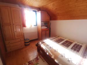 a small bedroom with a bed and a window at Apartment Zlatibor Vesna in Zlatibor