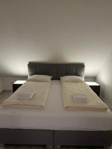 - un lit avec 2 oreillers dans une chambre dans l'établissement Ferienwohnung Soltau, à Soltau