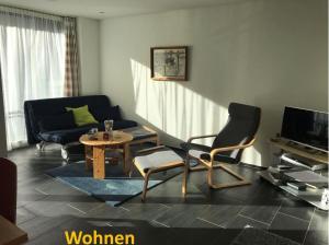 a living room with a couch and a table at Studio Ruben 2-Bett Wohnung in Meiringen