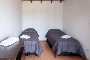 2 camas sentadas en una habitación sin ascensor en Andino Dreams en Ushuaia