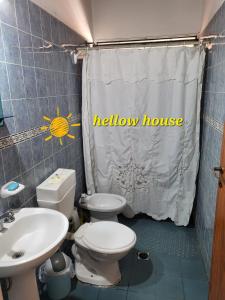 baño con aseo blanco y cortina de ducha amarilla en Yellow House en San Rafael