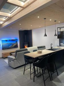 TV a/nebo společenská místnost v ubytování Chalet Clos du Nant Megève