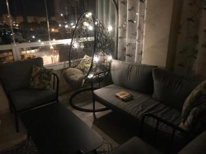 sala de estar con sofá y lámpara de pie en Apartment in Campoamor en Campoamor