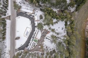 uma vista aérea de um parque de estacionamento com neve no chão em The Inn & More em Bartlett