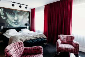 Postel nebo postele na pokoji v ubytování Vimmerby Stadshotell, WorldHotels Crafted