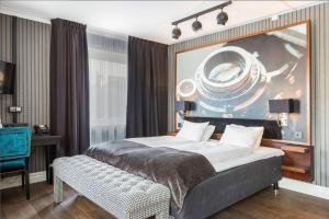 Postel nebo postele na pokoji v ubytování Vimmerby Stadshotell, WorldHotels Crafted