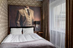 Postel nebo postele na pokoji v ubytování Vimmerby Stadshotell, WorldHotels Crafted