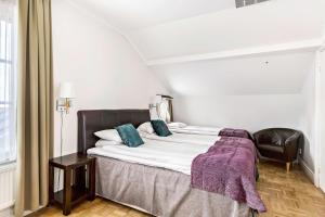 Postel nebo postele na pokoji v ubytování Vimmerby Stadshotell, WorldHotels Crafted