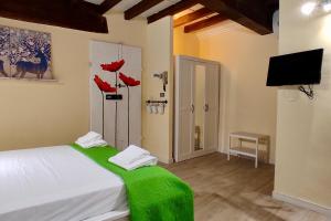 sypialnia z łóżkiem z zielonym kocem w obiekcie Appartamento Mughetto we Florencji