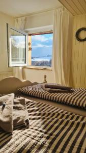una camera da letto con un letto e una grande finestra di WaldApart Willingen a Willingen