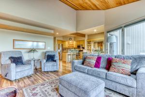 a living room with a couch and two chairs at Robin Court Retreat in Redmond