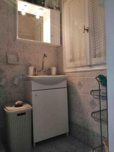 mała łazienka z umywalką i toaletą w obiekcie Σπίτι με απεριόριστη θέα w mieście Tríkeri