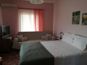 A bed or beds in a room at Σπίτι με απεριόριστη θέα