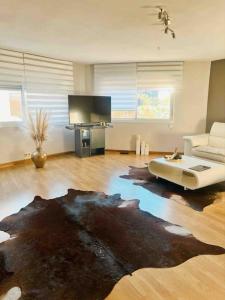 salon z kanapą i stołem w obiekcie Apartamento a 2 min de playa w mieście Calpe