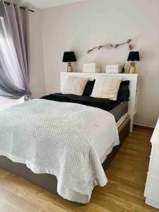 sypialnia z dużym białym łóżkiem z białą pościelą w obiekcie Apartamento a 2 min de playa w mieście Calpe