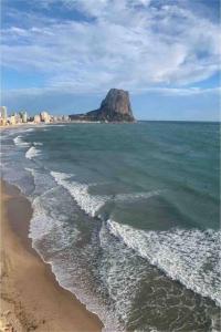 widok na plażę z górą w oceanie w obiekcie Apartamento a 2 min de playa w mieście Calpe +35 zdjęć