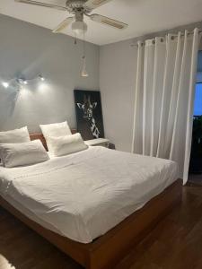 Łóżko lub łóżka w pokoju w obiekcie Apartamento a 2 min de playa