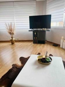 Telewizja i/lub zestaw kina domowego w obiekcie Apartamento a 2 min de playa