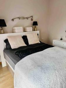 Łóżko lub łóżka w pokoju w obiekcie Apartamento a 2 min de playa