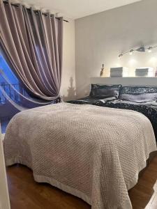 Łóżko lub łóżka w pokoju w obiekcie Apartamento a 2 min de playa