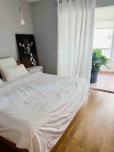 Łóżko lub łóżka w pokoju w obiekcie Apartamento a 2 min de playa