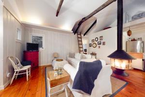 威爾明頓的住宿－Little Red，客厅配有白色沙发和壁炉
