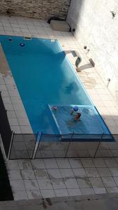 uma pessoa numa piscina com uma bola em Loft desing em Paraná