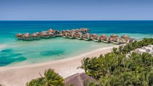 una vista aerea di un resort sulla spiaggia di Palafitos Overwater Bungalows El Dorado Maroma - Adults Only a Playa del Carmen