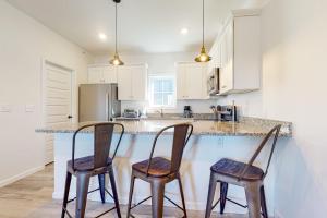 リホボスビーチにあるRehoboth Beach House --- 20494 Coastal Highway #15のキッチン(バースツール2脚、カウンター付)